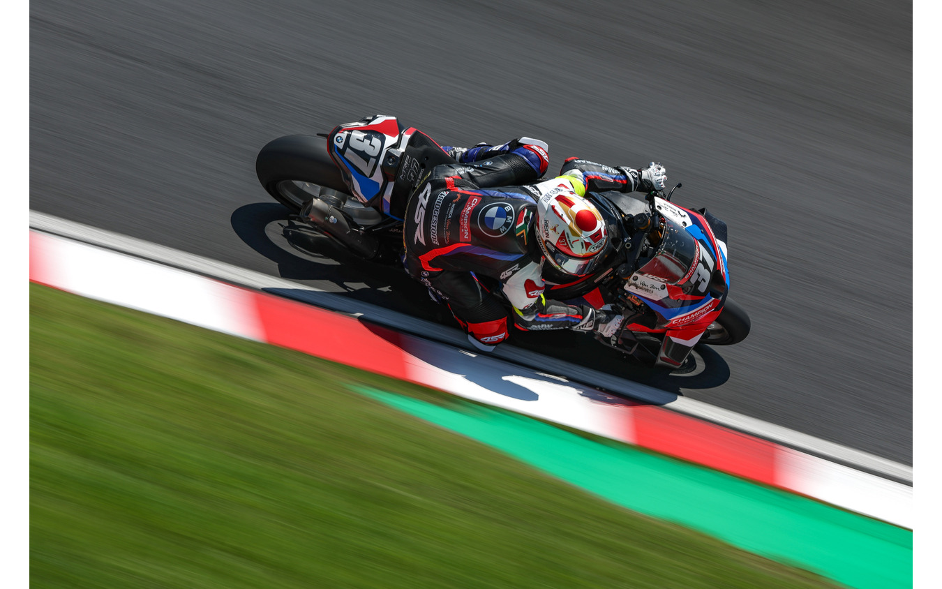 M1000RRで鈴鹿8耐3位、表彰台に立ったBMWモトラッドのファクトリーチーム「BMW MOTORRAD WORLD ENDURANCE TEAM」