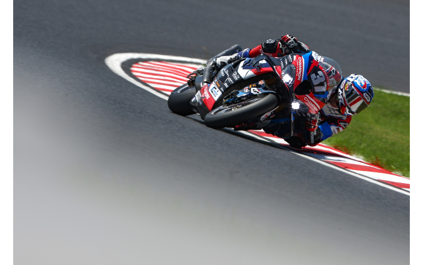 M1000RRで鈴鹿8耐3位、表彰台に立ったBMWモトラッドのファクトリーチーム「BMW MOTORRAD WORLD ENDURANCE TEAM」