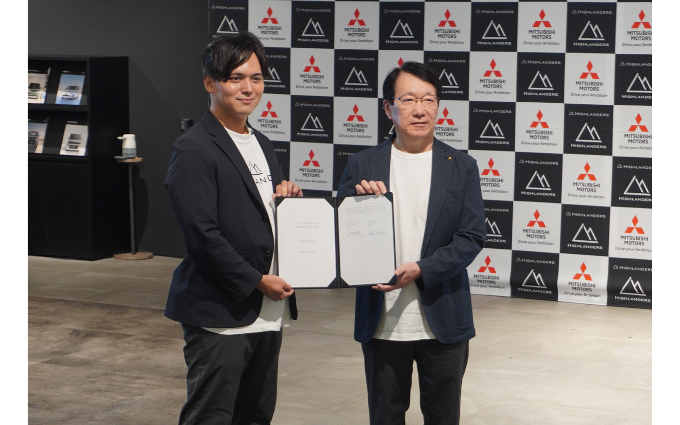 ヒューマノイドロボット量産に向け協業を発表したハイランダーズ増岡宏哉CEO（左）と三菱自動車加藤隆雄会長（右）
