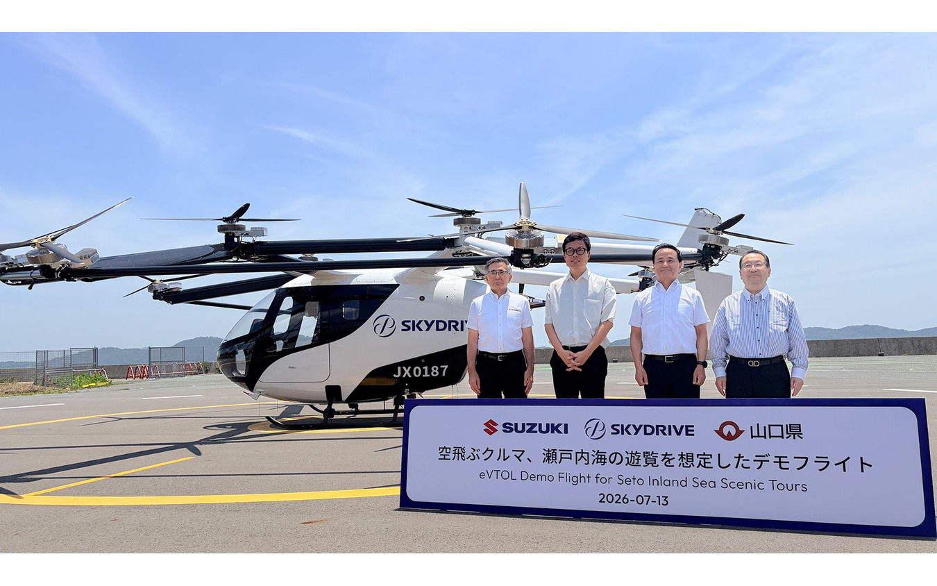 スズキの鈴木 俊宏社CEO、山口県村岡 嗣政知事、河野 亨議会副議長