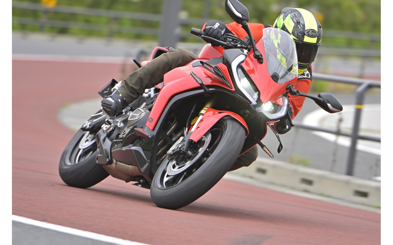 中国製という先入観を覆すシャープな走りを見せるQJモーターSRK400R