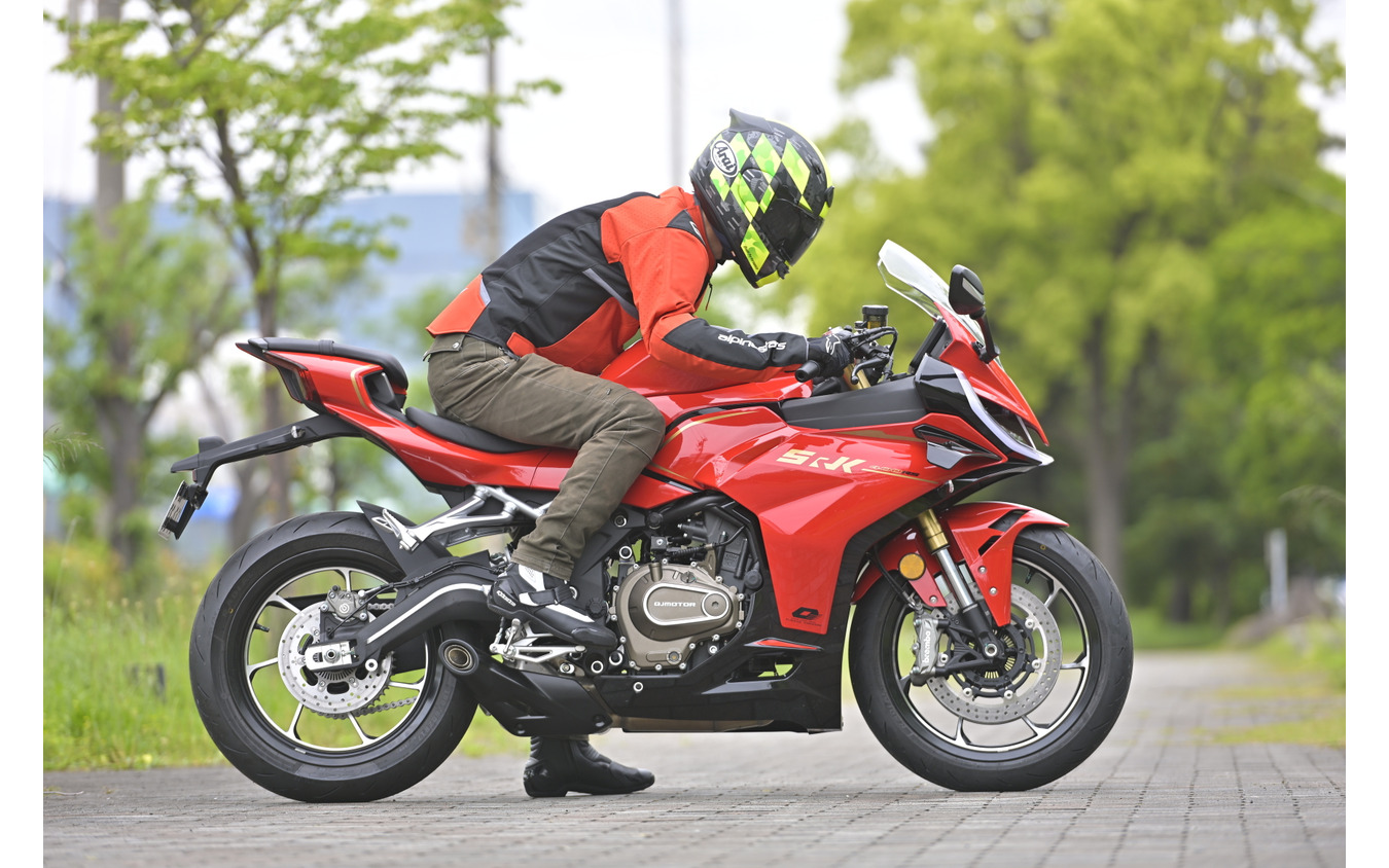 シート高は795mm、足つき性に優れるQJモーター SRK400R