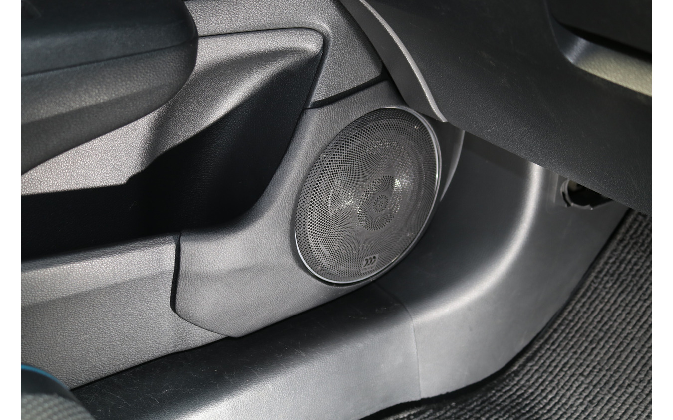 ドアの純正スピーカーグリル周辺を加工してアウターバッフル化。ドア形状や純正ラインを損なわないスマートなデザインとした。
