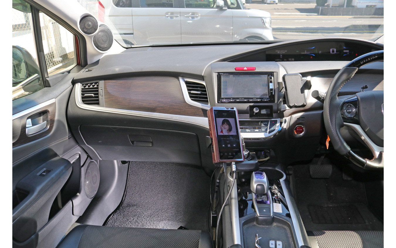 フロントスピーカーにはさまざまな視聴の中から好みの音として選びだしたモレルの3ウェイをチョイス。取り付けにもこだわった。