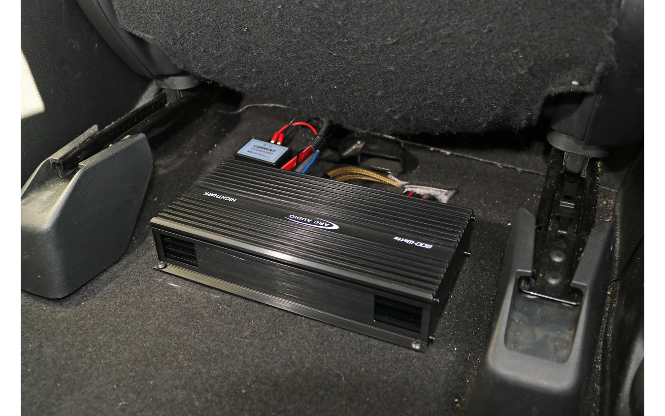 サブウーファーのドライブにはARCオーディオのナイトホークを設置する。800W（D級）でサブウーファーをパワフルにドライブする。