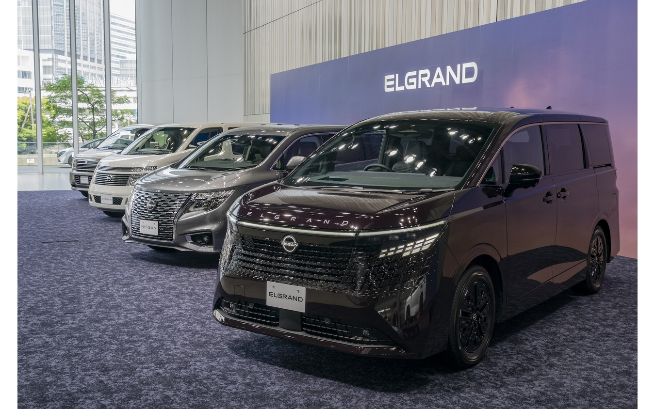 日産 エルグランド 新型（右）と歴代モデル
