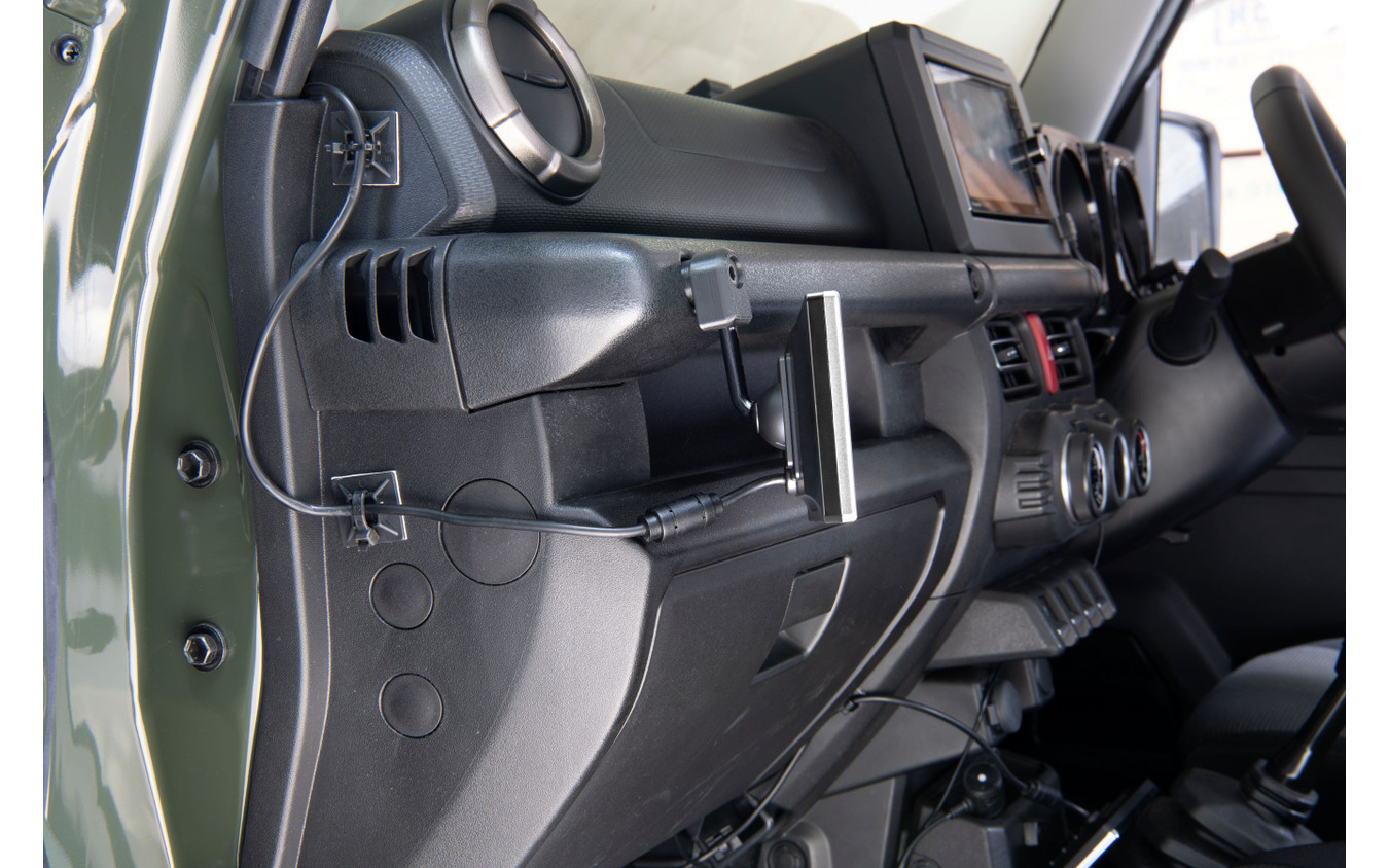 『ジムニー』シリーズ向け5インチモニター専用スタンド「SSM-ST04」装着イメージ