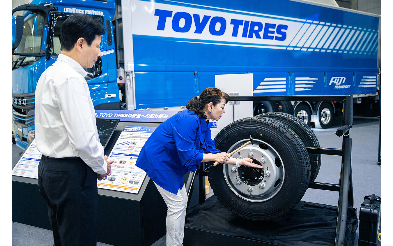 ホイールナットの点検方法を実演し、トラックの安全運行を支える日常点検の重要性を体験
