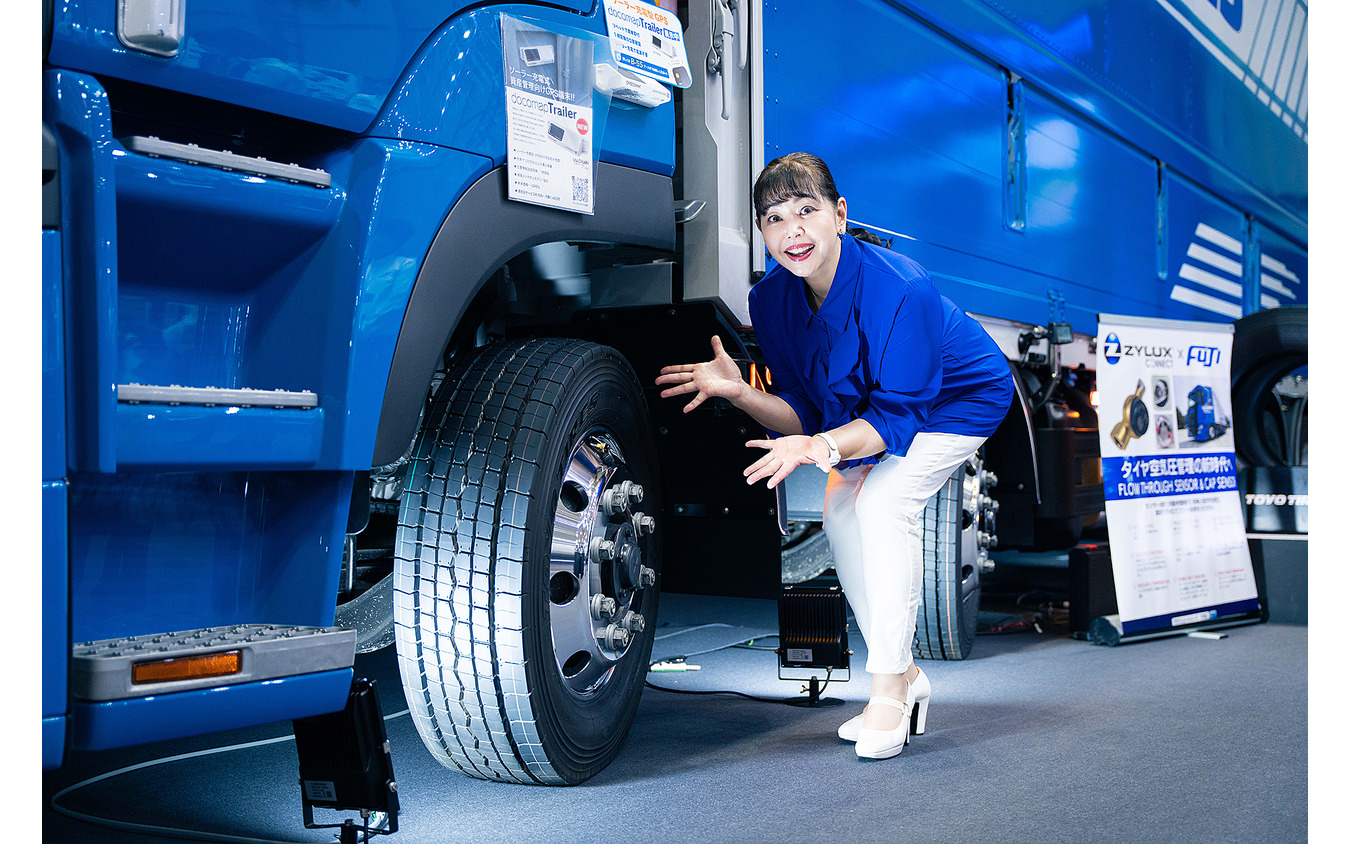 展示車両に装着された「M630」を紹介するモータージャーナリストの竹岡圭さん。物流現場のメンテナンス負担を軽減する技術に注目した