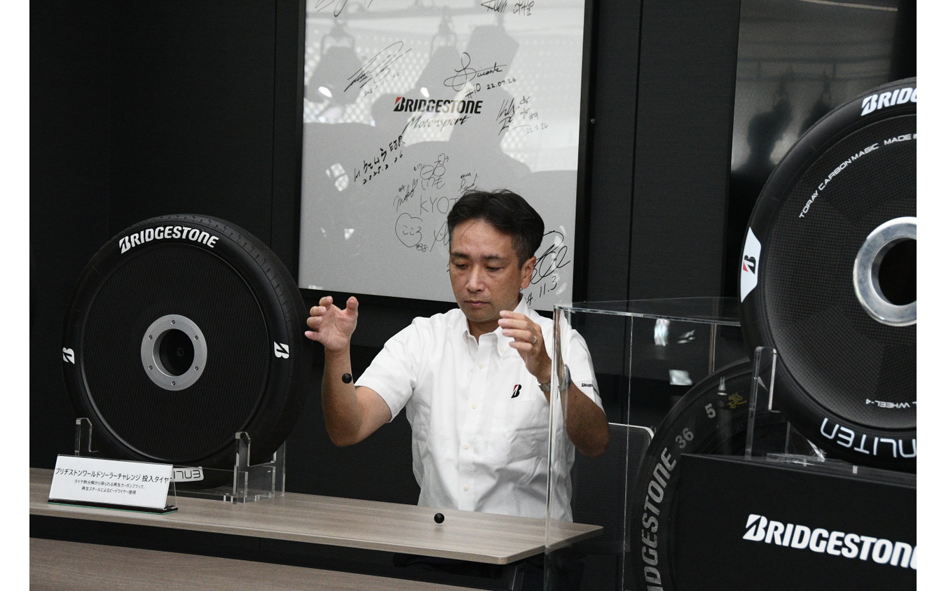 向かって右がレース用タイヤのゴムを使ったスーパーボール、左が市販用タイヤのゴム製