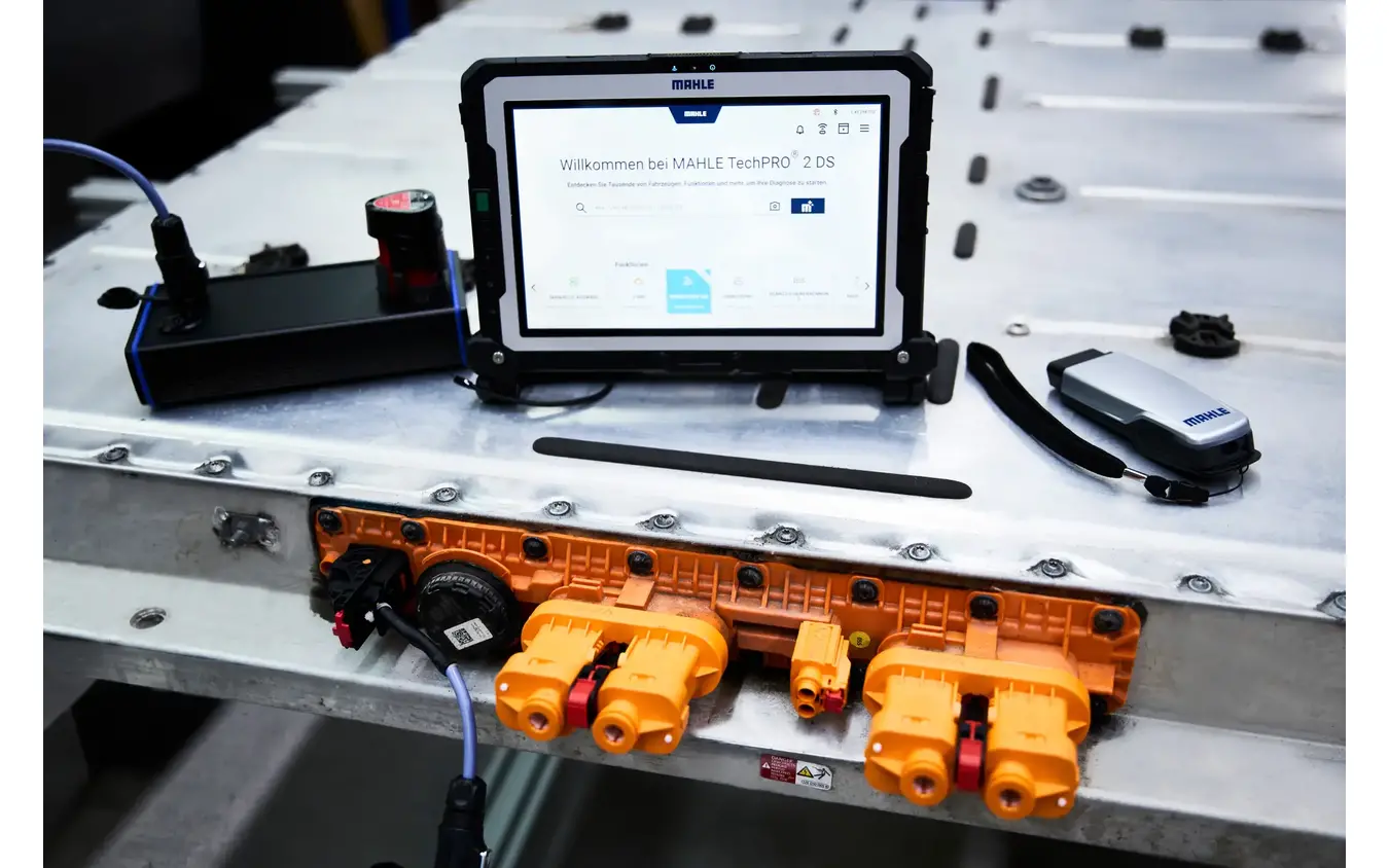 「MAHLE Battery Workshop Support」は、高電圧バッテリーの修理に関して、整備工場が迅速かつ的確な判断を行えるよう支援