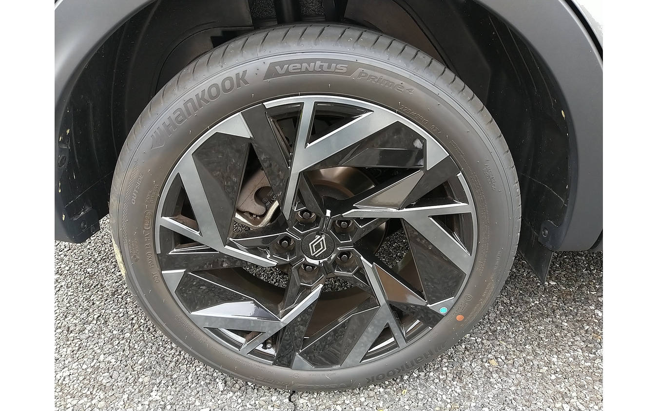タイヤサイズは225/45R19。車重1.4トン台には十分すぎる性能で、少々コーナリングスピードが速くてもびくともしなかった