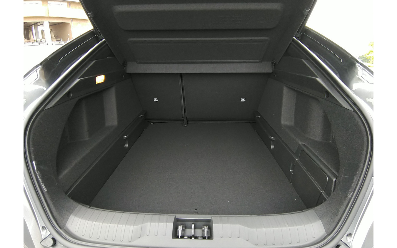 奥行きと高さがあり、大型の荷物が積みやすいラゲッジスペース。まさしくレジャー向きだ