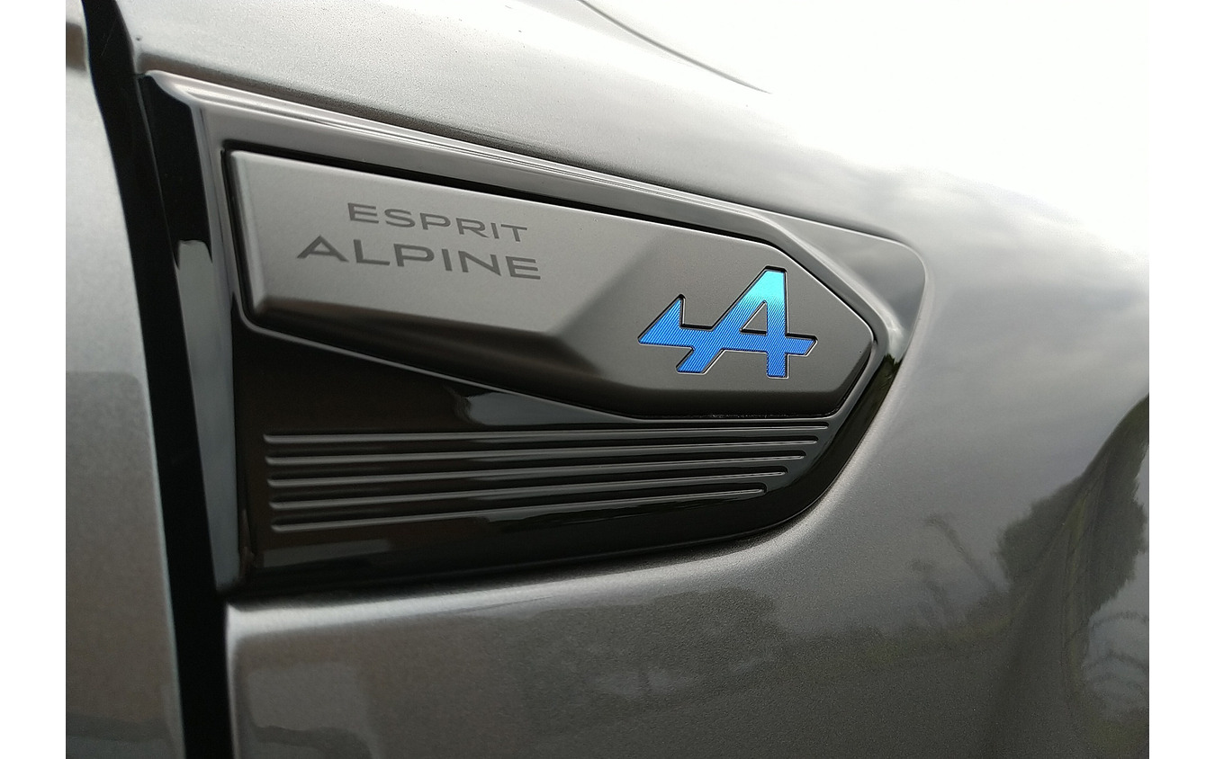 フロントフェンダー側面の「ESPRIT ALPINE」ロゴ。このブルーのロゴが付いているだけで萌える