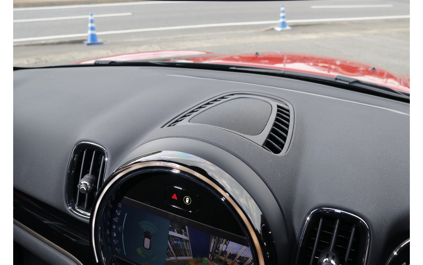 センタースピーカーにもモレルのBMW専用モデルをインストール。明瞭な音像定位などで有利な取り付けとなった。