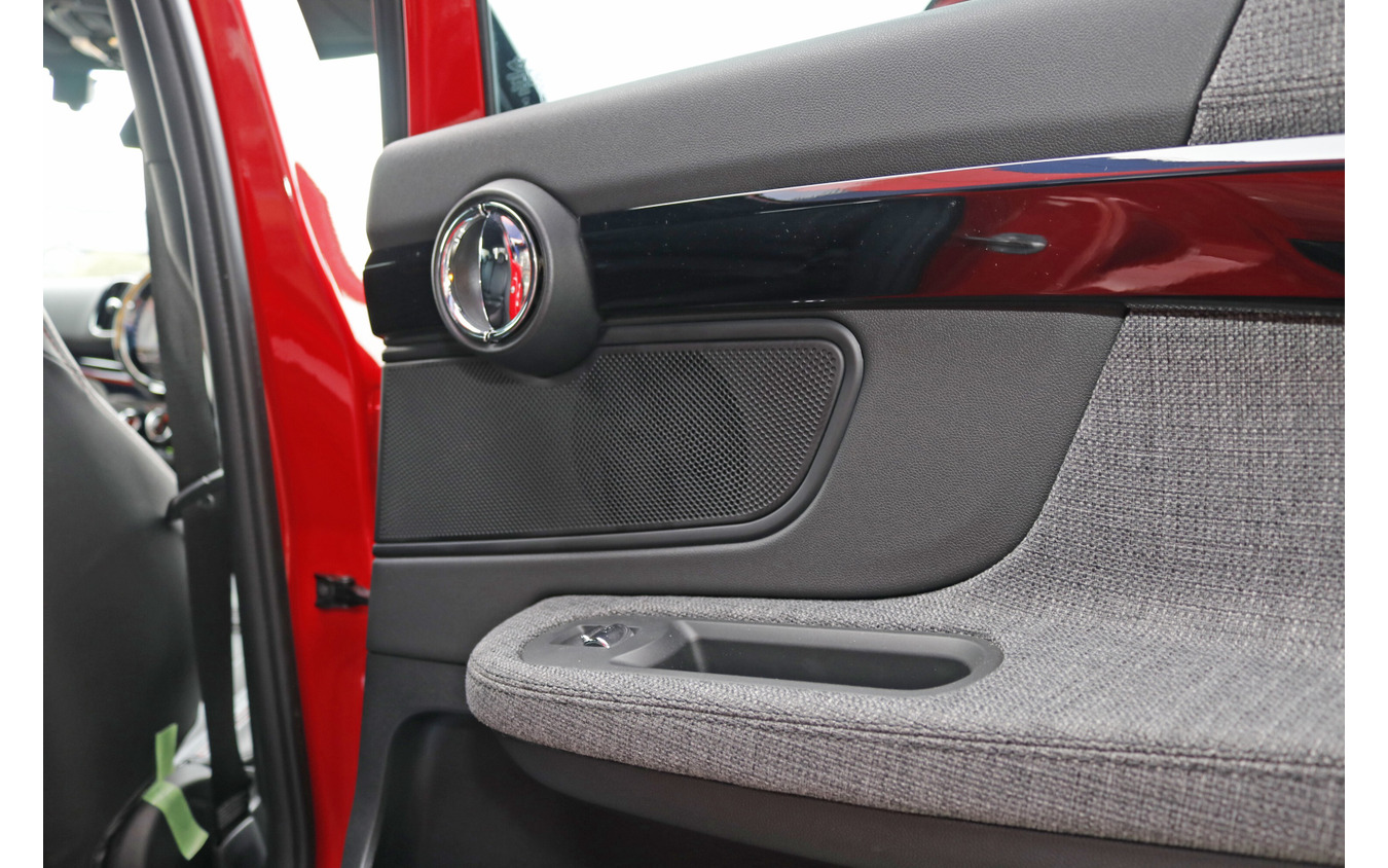 車内の音場の広がり感を演出するためにリアスピーカーにはモレルのBMW専用モデルをインストールしている。