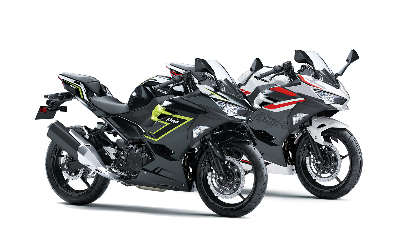 カワサキ Ninja 400（左）とNinja 250（右）2027年モデル