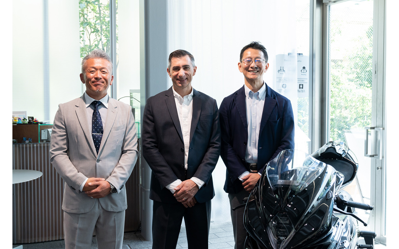 左から、オートグローバルコシダ外山和也社長、MV Agusta Motor S.p.A. Maximilian Cole氏、コシダテック欧州営業部 高原成明部長