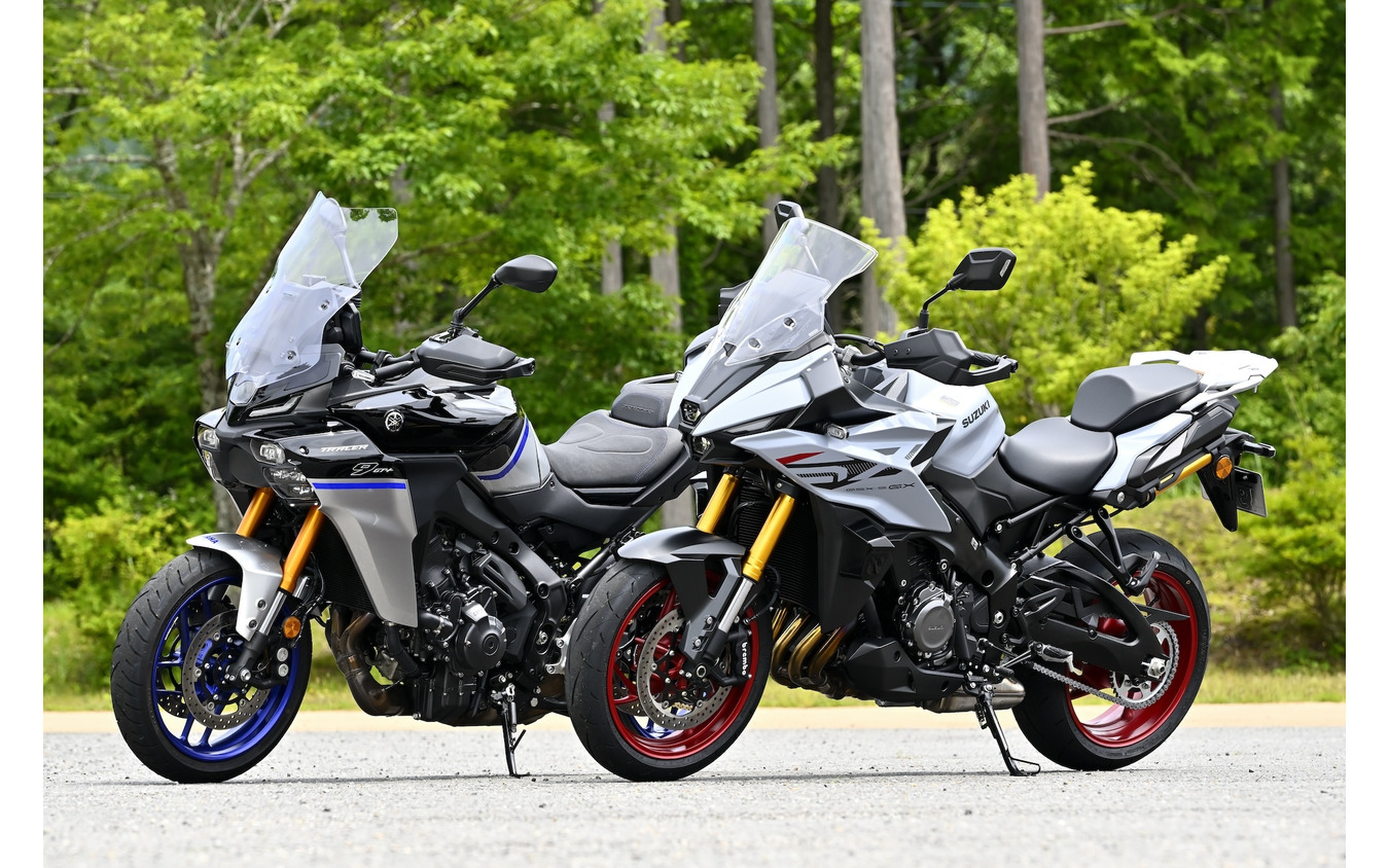 ヤマハ トレーサー9 GT＋ Y-AMT（左）とスズキ GSX-S1000GX（右）