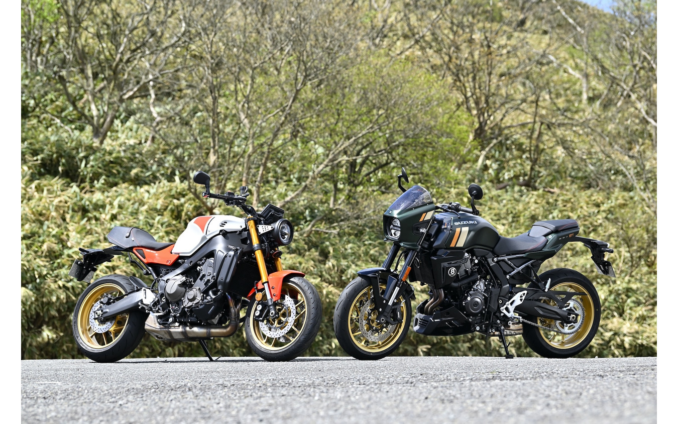 ヤマハ XSR900（左）とスズキ GSX-8TT（右）