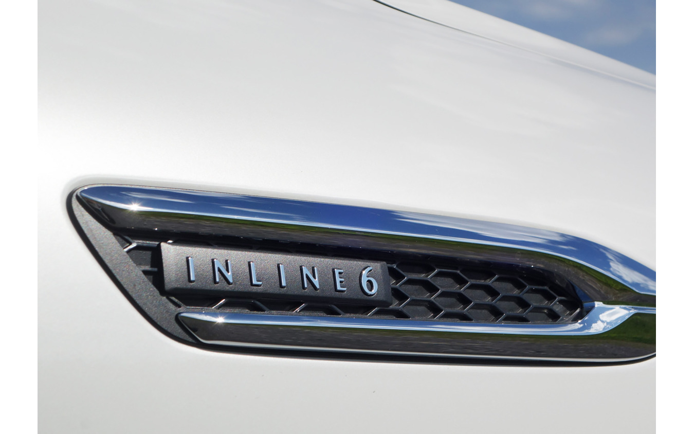 車体側面には「INLINE 6（直列6気筒）」のオーナメントが。6気筒であること自体が特別という時代だ
