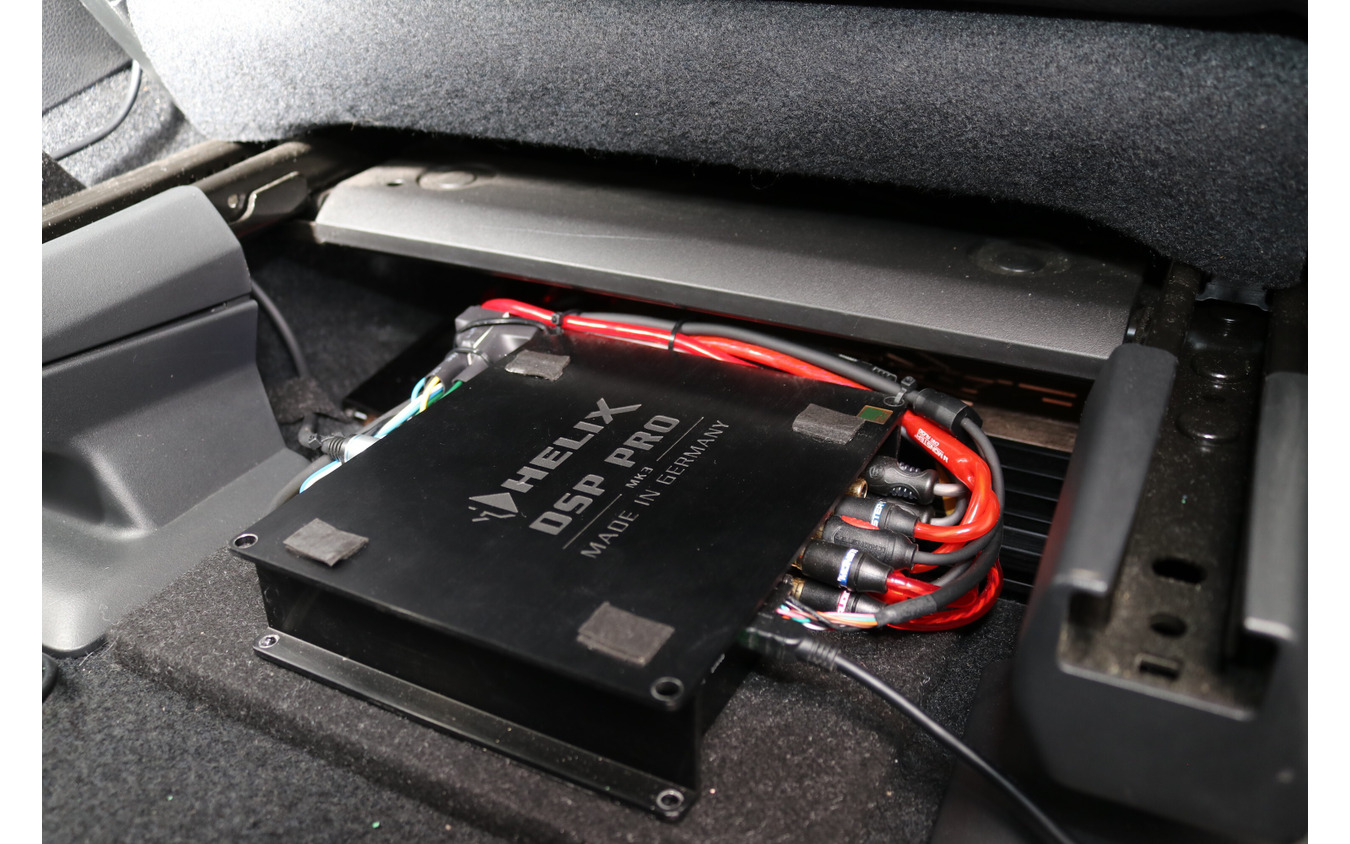 DSPにはヘリックスのDSP PRO mk3をチョイス、奥に見えるパワーアンプはザプコのZ150だ。