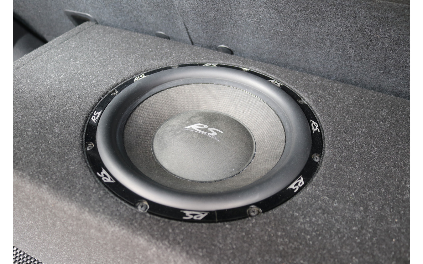 サブウーファーユニットにはRSオーディおのRS A10DVCをチョイス。厚い低音再生をサポートする。