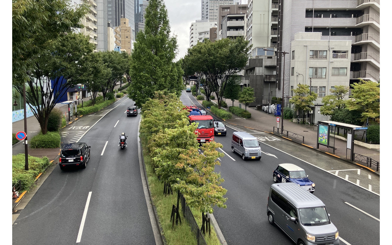 一般道路で、中央分離帯や車両通行帯がある例：法定速度60km/h