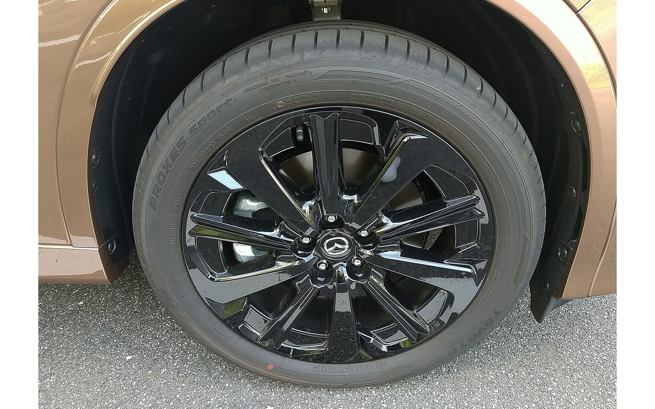 235/50R20のタイヤサイズは全グレード共通。写真はマイルドハイブリッドのトーヨー「プロクセススポーツ」