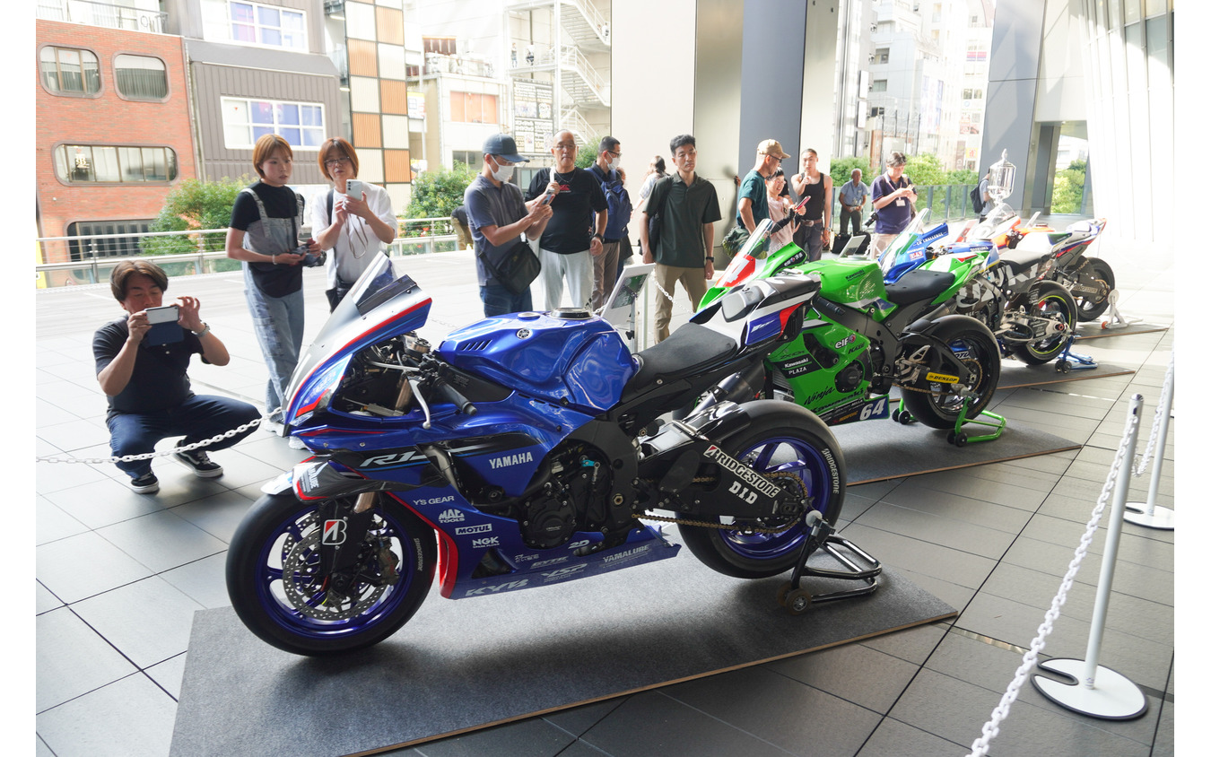 鈴鹿8耐マシンの展示
