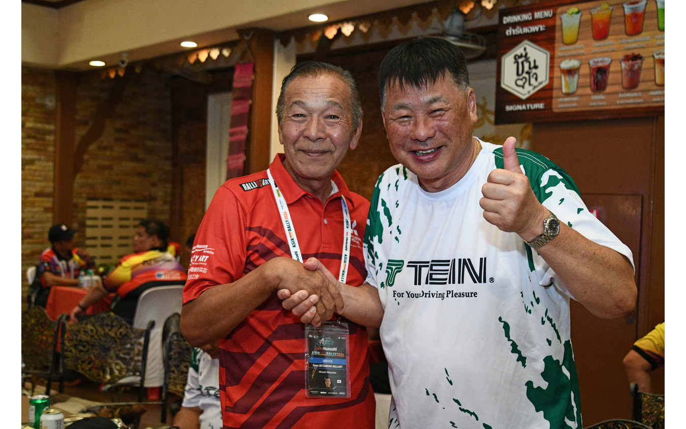 チームテインの総監督であるサファリラリーウイナーでもある藤本吉郎氏(右)とチーム三菱ラリーアートの総監督でありパリダカウイナーである増岡浩氏（左）。なかなか見られないレジェンドドライバーの共演