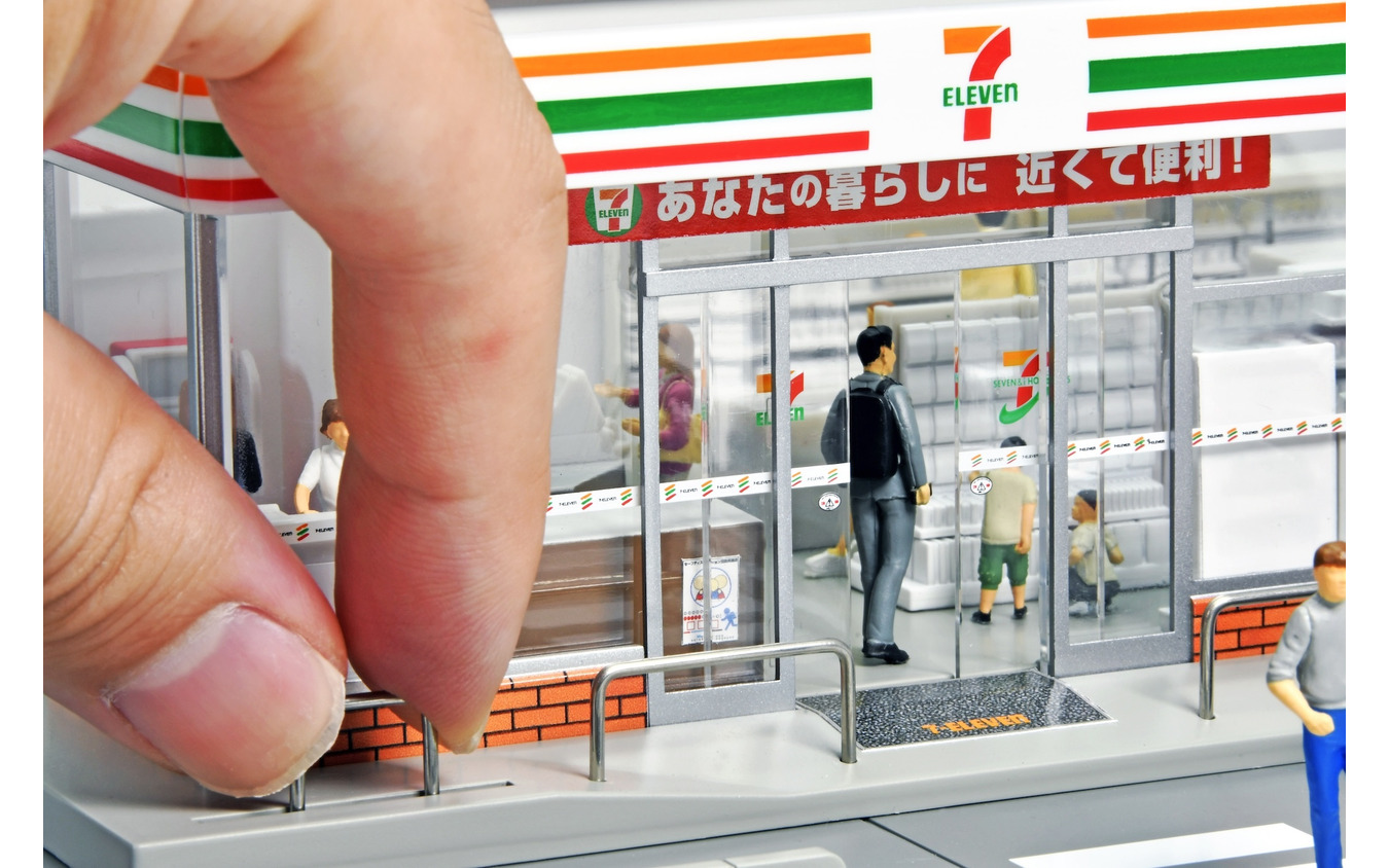 逆U字型のポールを動かしてドアを開閉　(C) TOMY