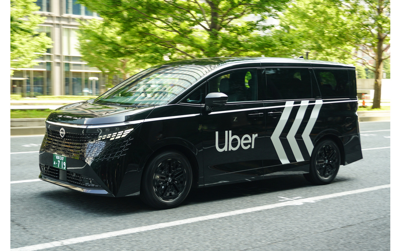 東京・丸の内を走る「Uberプレミアム」車両の新型日産『エルグランド』