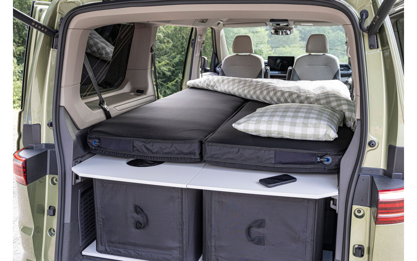 VW『カリフォルニア ビーチ』新型専用の空気注入式キッチンとフレキシブルベッドシステム搭載車