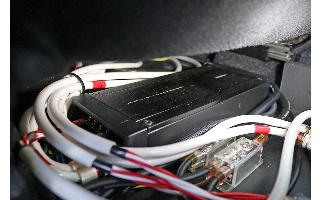 助手席のシート下中ほどにはサブウーファー用のパワーアンプであるカロッツェリアPRS-D700をインストールする。