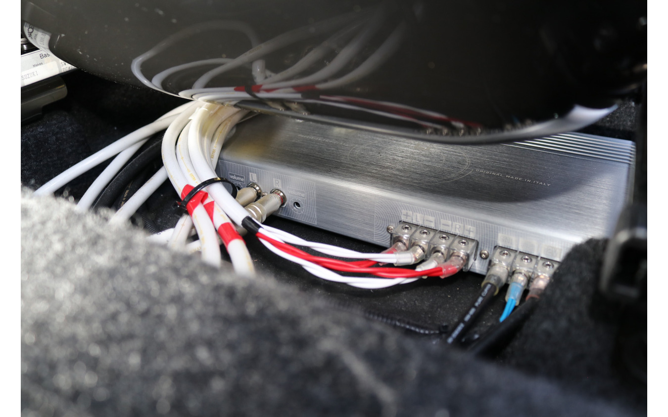 運転席側にはミッドバスをドライブするクワトロリゴのヘリテイジTWOが収められている。