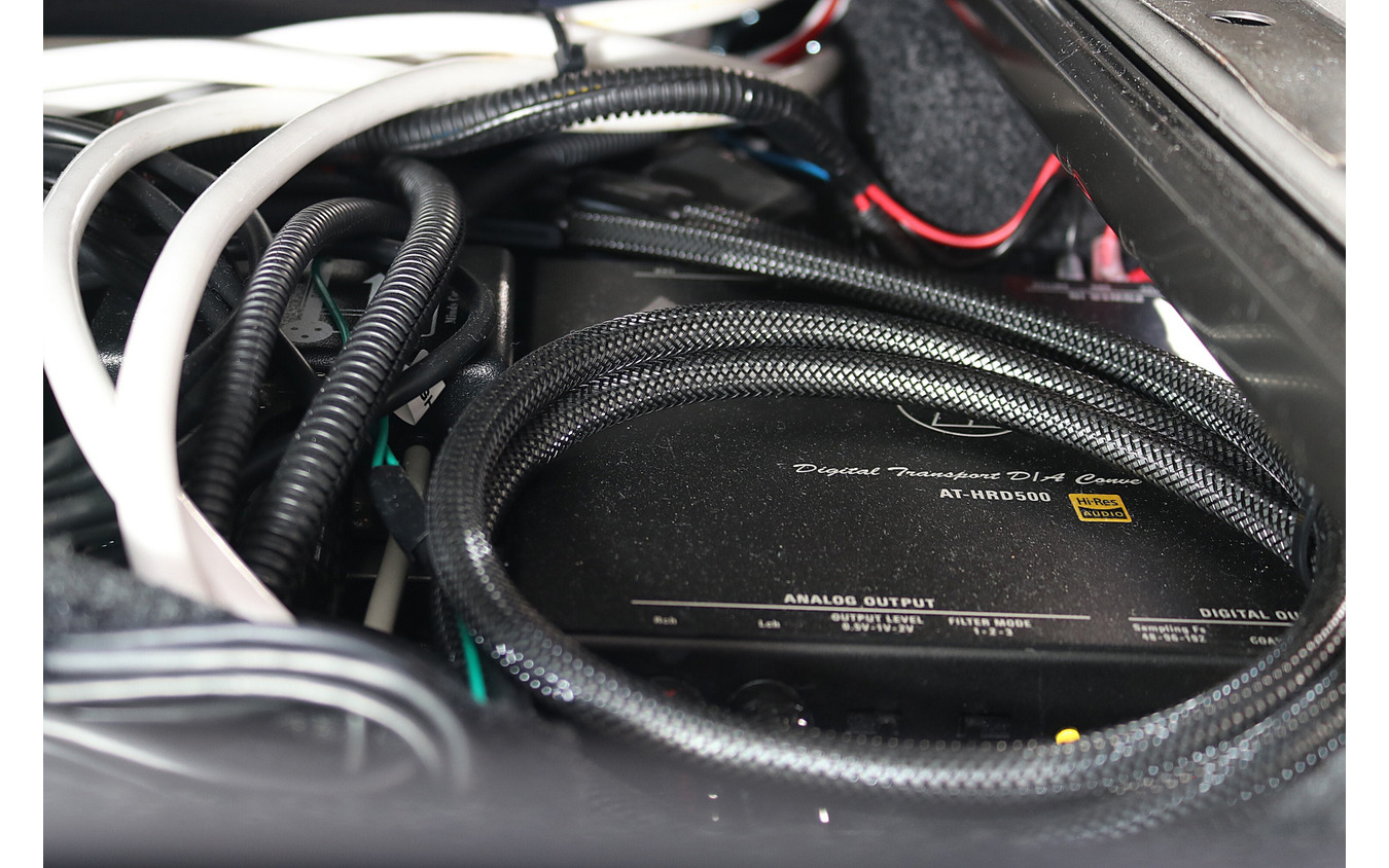 シート下にはオーディオテクニカのDACであるAT-HRD500も収められている。こちらも空いたスペースをうまく活用した取り付け。