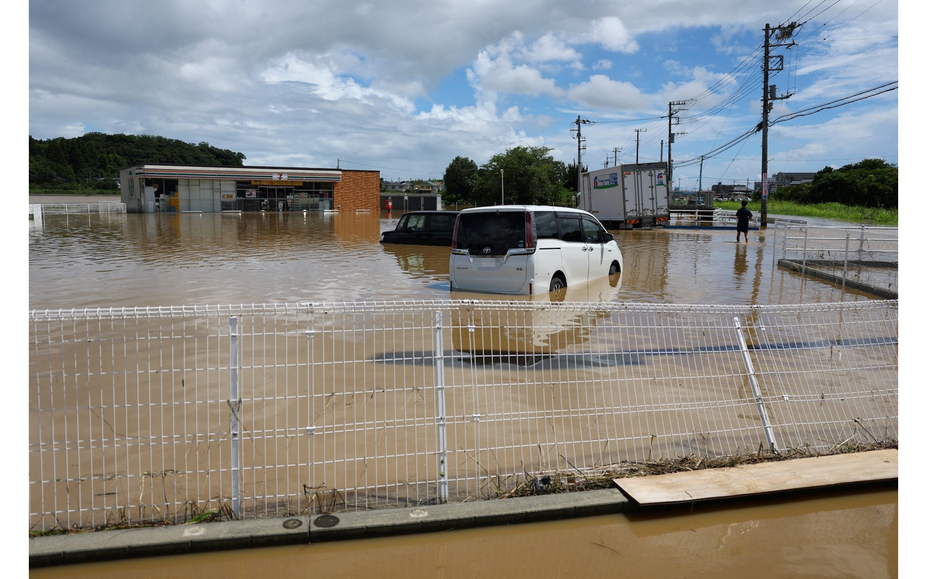 豪雨で冠水した車両（8月14日、千葉県大網白里市）