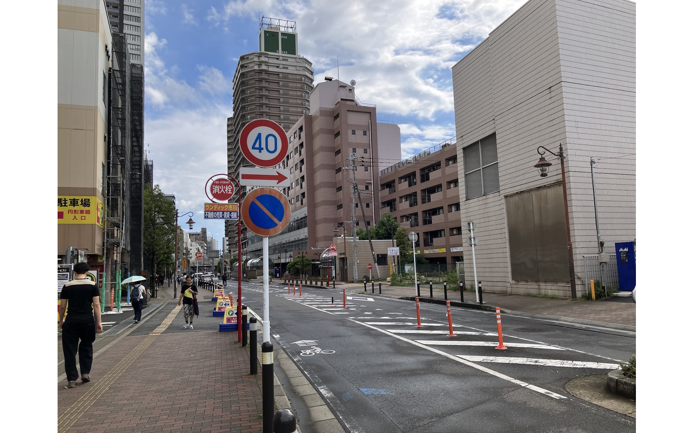 標識に従う