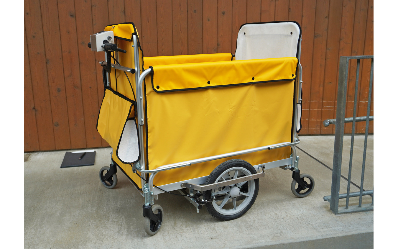 ヤマハモーターエンジニアリングと五十畑工業が共同開発した「避難車兼用電動アシストお散歩カー“てくてくスワニー”」