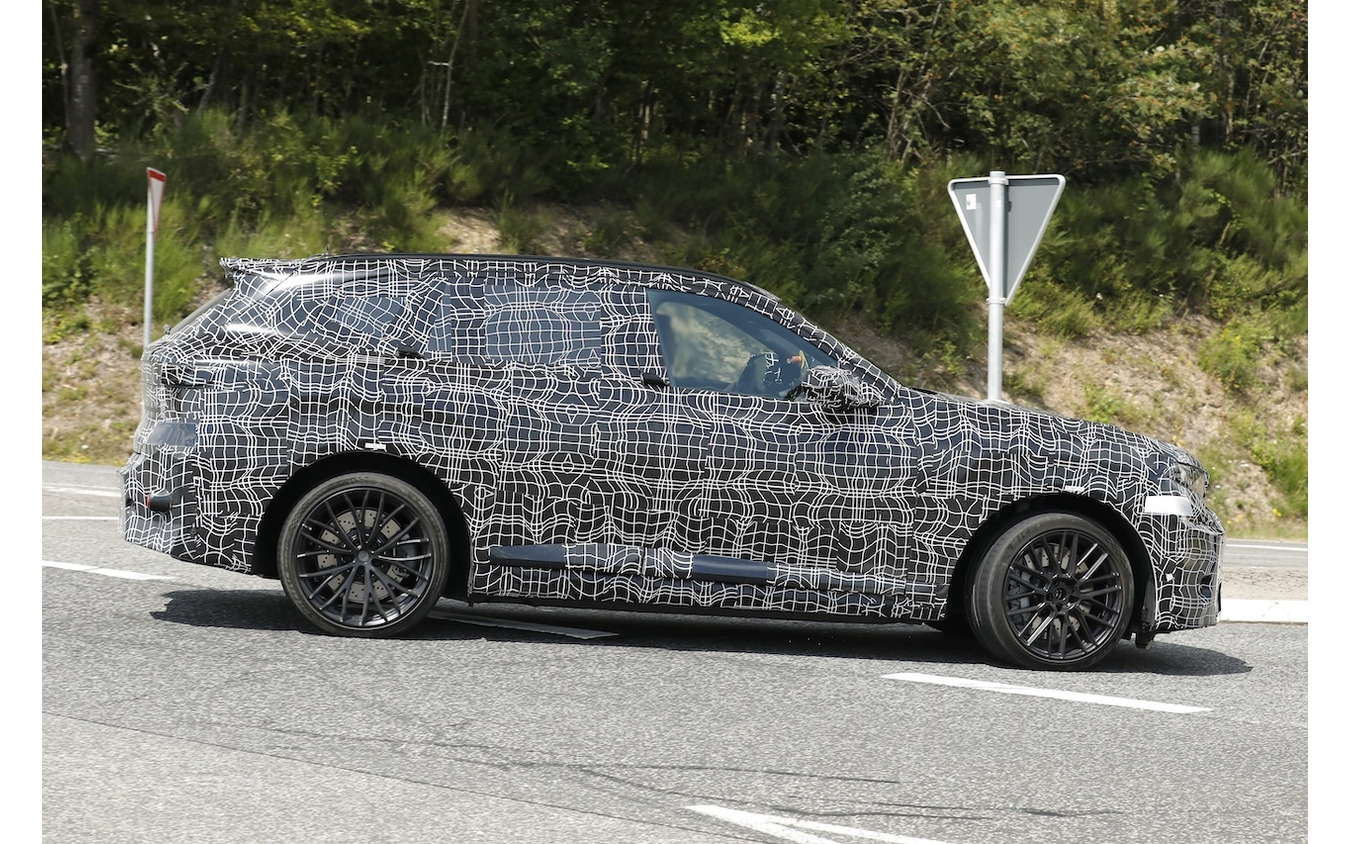 BMW iX5 M 市販型のプロトタイプ