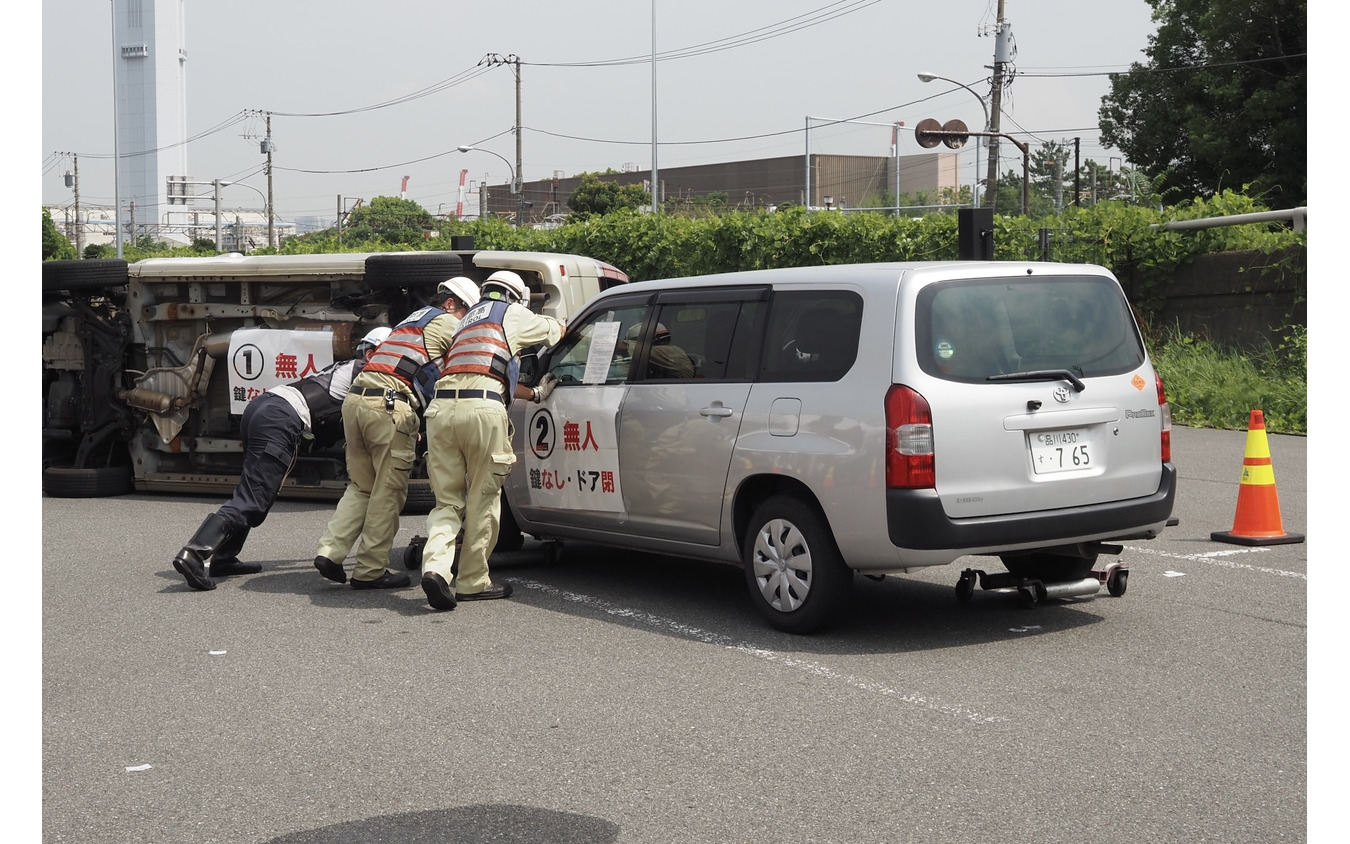 必ず一輪にはゴージャッキを装着しないでおく。逸走しないため。ゴージャッキのない車輪を中心に車両を回転させる（2026年地震防災訓練）