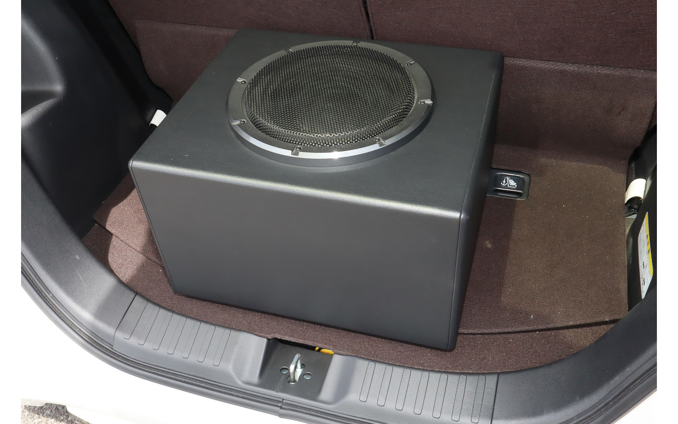 「市販メインユニット」が活用されたオーディオカーの一例（製作ショップ:Kサウンド＜広島県＞）。