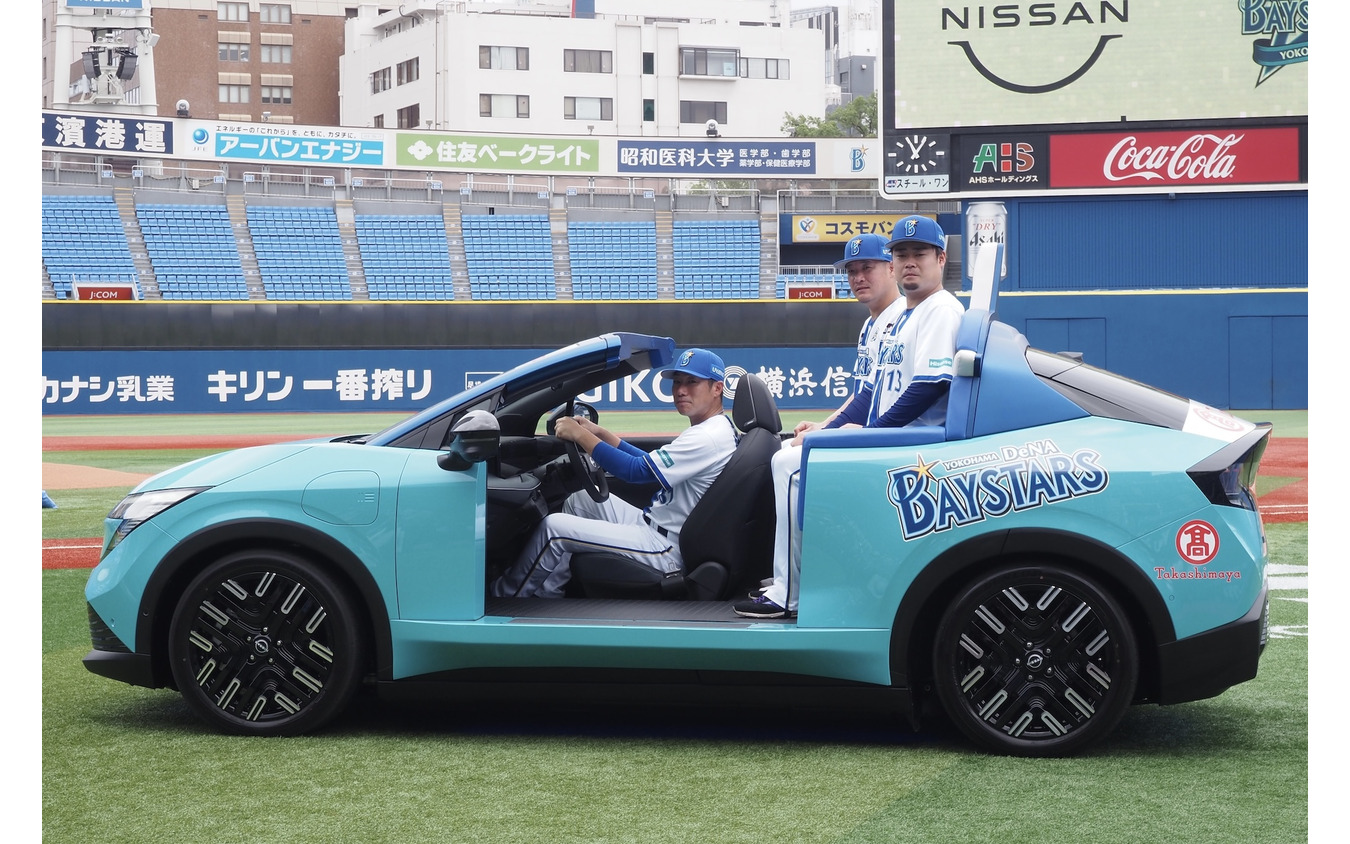 運転席：相川監督、後席奥：筒香選手、後席手前：伊勢選手