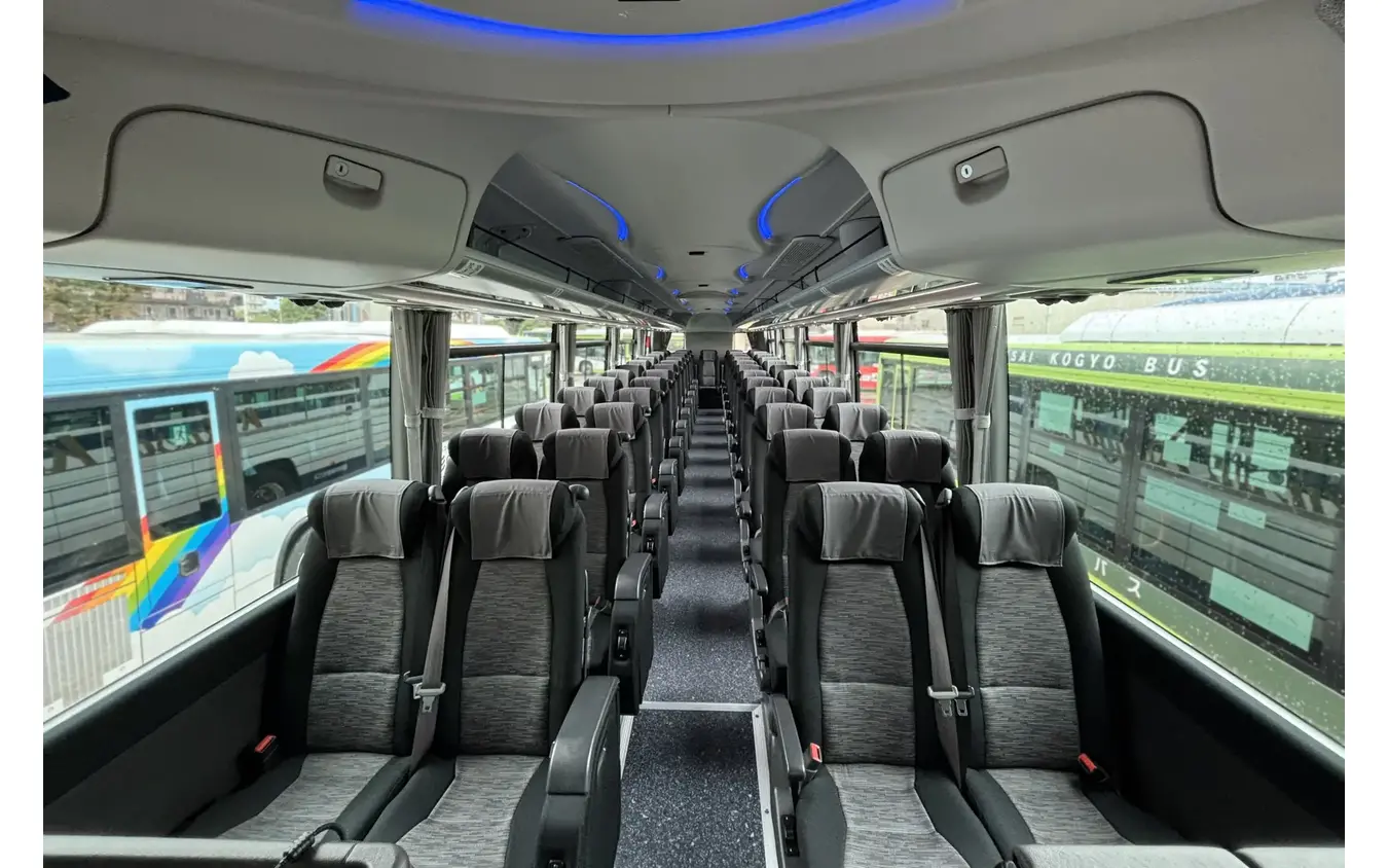 いすゞの大型観光バス『ガーラ』改良新型の市販第1号車を国際興業が導入