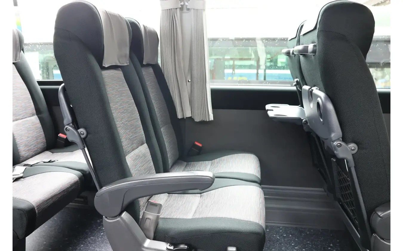 いすゞの大型観光バス『ガーラ』改良新型の市販第1号車を国際興業が導入