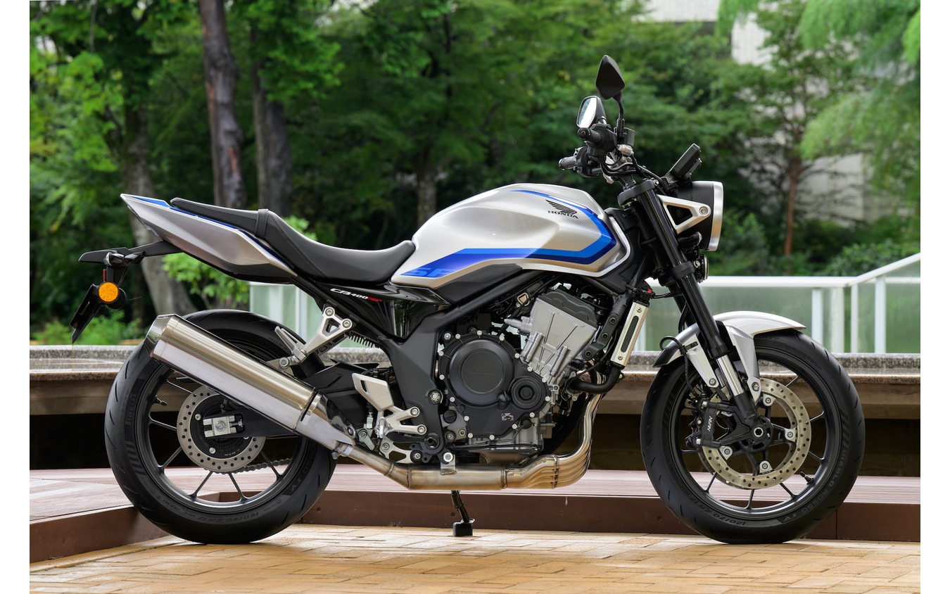 ホンダ CB400 SUPER FOUR E-Clutch（ウルフシルバーメタリック）