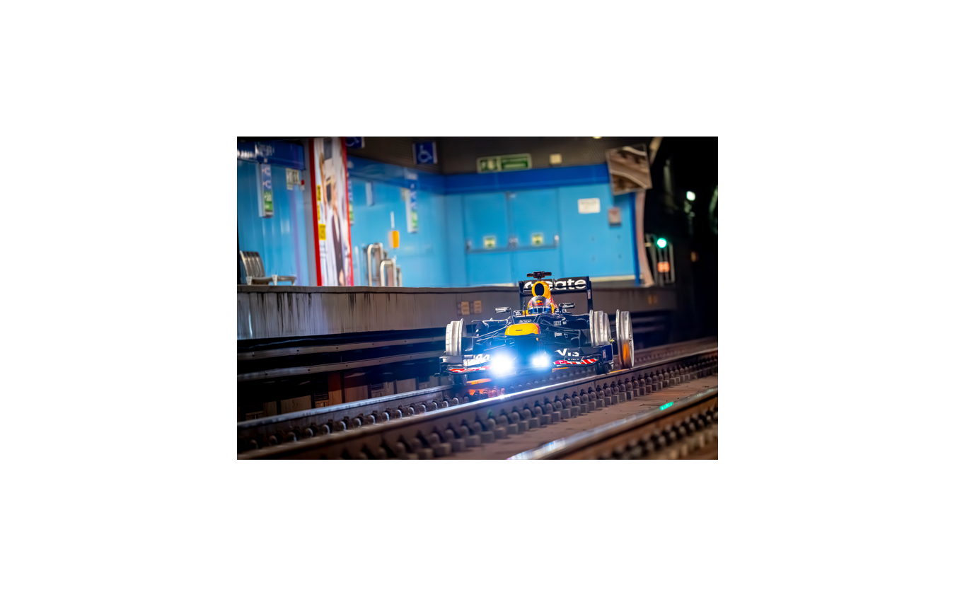 レッドブルRB8がマドリード地下鉄の線路を初走行