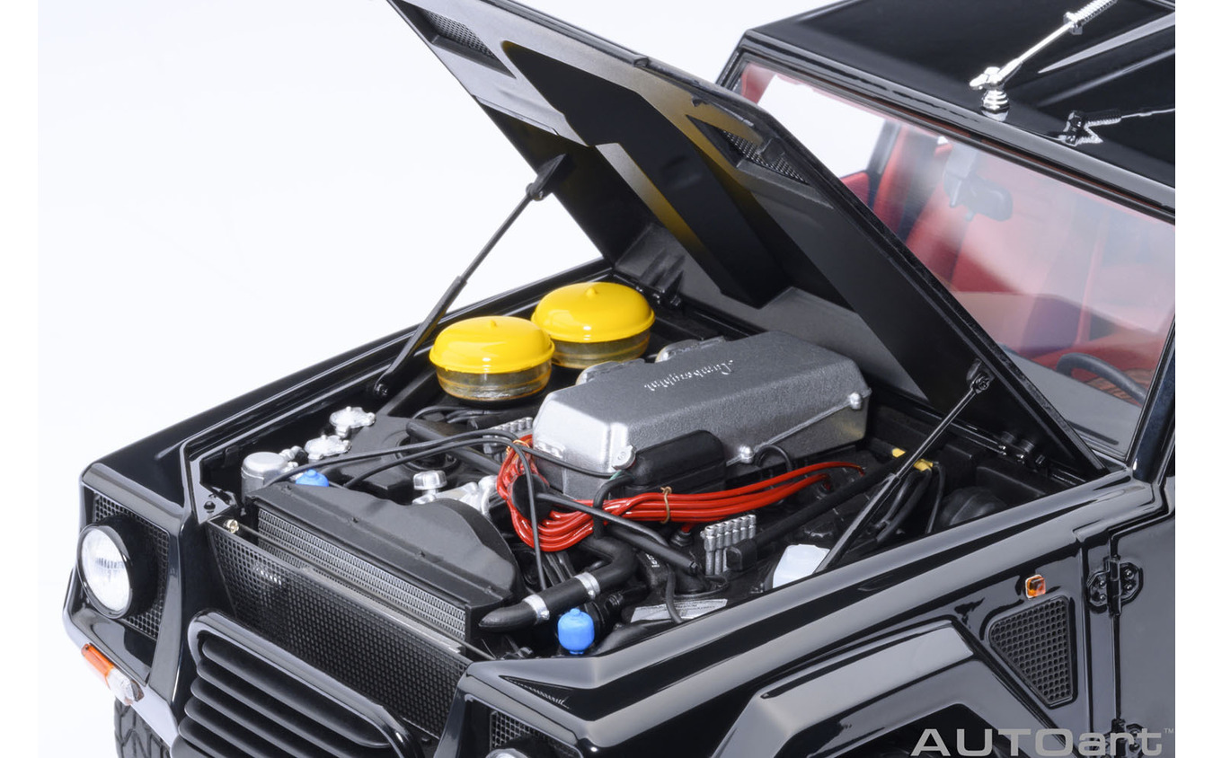 「カウンタック LP5000 QV」の5.2リッターV12エンジンをフロントに縦置き搭載。補器類や細かな配線まで精密に再現。
