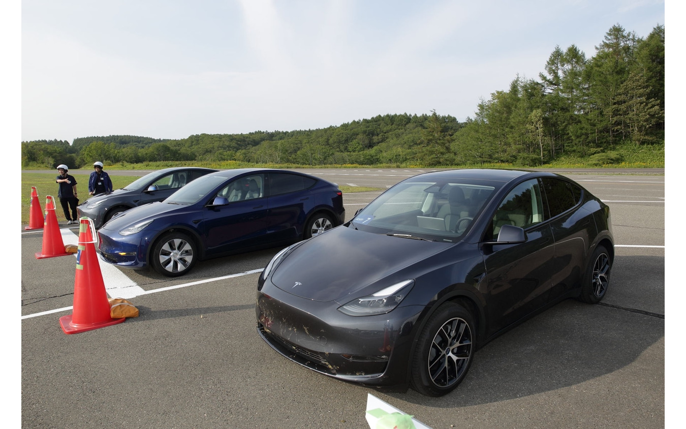 3台のテスラ『モデルY』でボディの違いを比較。手前がTEKIZAIボデーをフロントセクションに組み込んだ車両